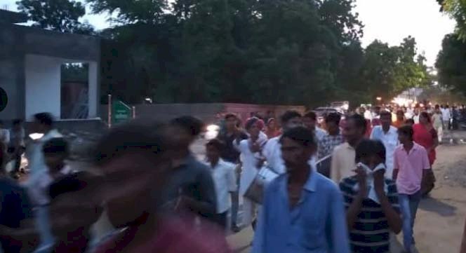 भीनमाल में नर्मदा नीर आंदोलन के तहत ढोल नगाड़ों के साथ निकाला मशाल जुलूस, एसडीएम के आवास पर किया प्रदर्शन
