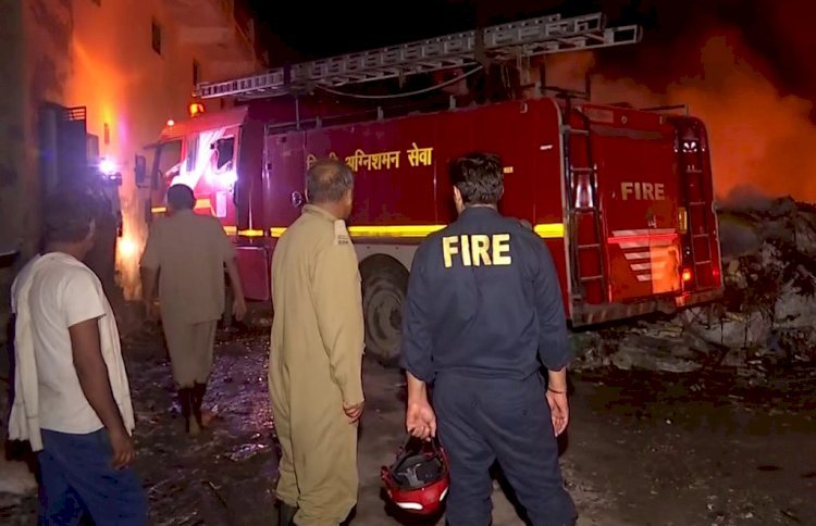दिल्ली के नागलोई में भीषण आग से इलाके में मचा हड़कंप, भेजी गई दमकल की 13 गाड़ियां