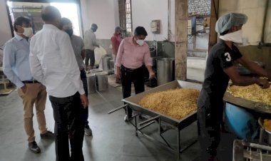 बदबूदार फफूंदी वाले पुराने मावे और फफूंद लगे काजू से मिठाई बनाने की थी तैयारी, टीम ने नष्ट कराया 200 किलोग्राम दूषित मावा और 50 किलो दूषित काजू