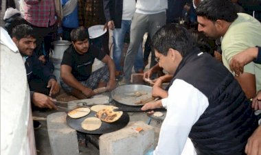 किसान आंदोलन में रोटी सेंकने पहुंच रहे कई नेता, दीपेन्द्रसिंह हुड्डा की रोटी जल गई