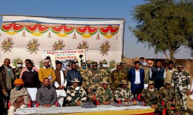 भारत-पाक सीमा पर ग्रामीणों ने बीएसएफ के साथ विजय दिवस का पर्व मनाया