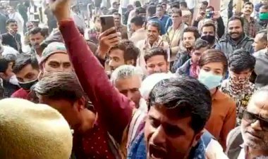 पिता कांग्रेस नेता और पुत्र लगा रहे सरकार के खिलाफ नारे