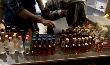 पुलिस थाने से कुछ ही दूरी पर बिक रही थी अवैध शराब, एसडीएम ने की कार्रवाई, शराब बेचते एक को किया गिरफ्तार, दुकान से अवैध शराब की बरामद