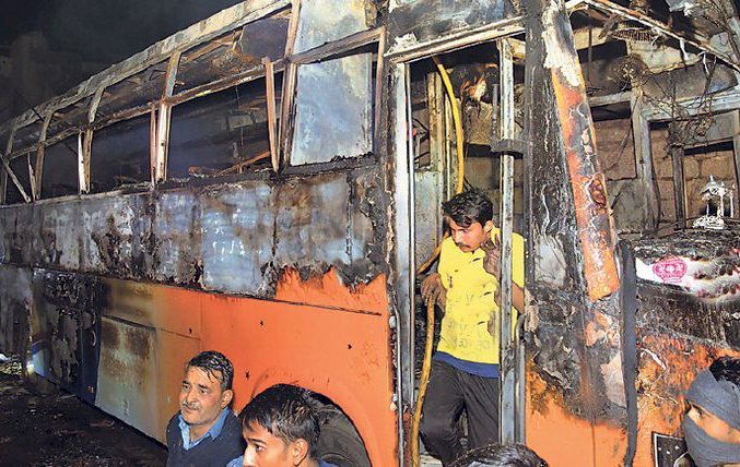 जालोर के महेशपुरा में बिजली के तारों से बस में लगी आग, छह लोग जिंदा जल गए, 36 झुलसे