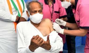 सीएम आवास पर लगनी थी वैक्सीन, लेकिन एसएमएस अस्पताल पहुंचकर लगाया टीका