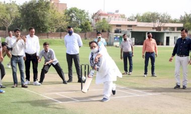 प्रेस प्रीमियर लीग के उद्घाटन में शिक्षा मंत्री ने की गेंदबाजी तो चिकित्सा मंत्री ने लगाया शॉट