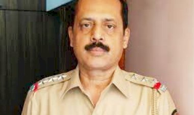 व्हॉट्सएप स्टेटस में दुनिया को अलविदा करने का समय आ गया लिखा मुंबई पुलिस के एनकाउंटर स्पेशलिस्ट वझे ने