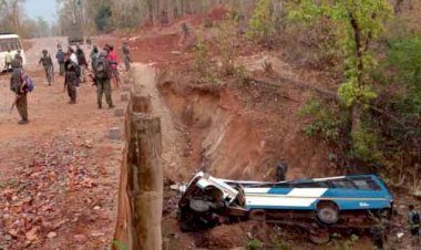 छत्तीसगढ़ में नक्सलियों ने डीआरजी जवानों से भरी बस को बनाया निशाना, 3 जवान शहीद