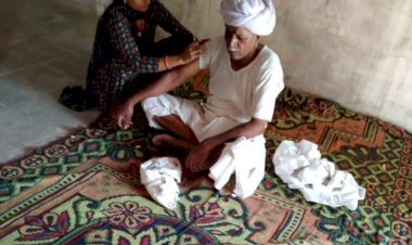 सांचौर के चौरा में कोरोना टीकाकरण के समय एएनएम ही कर रही गाइडलाइंस का उल्लंघन