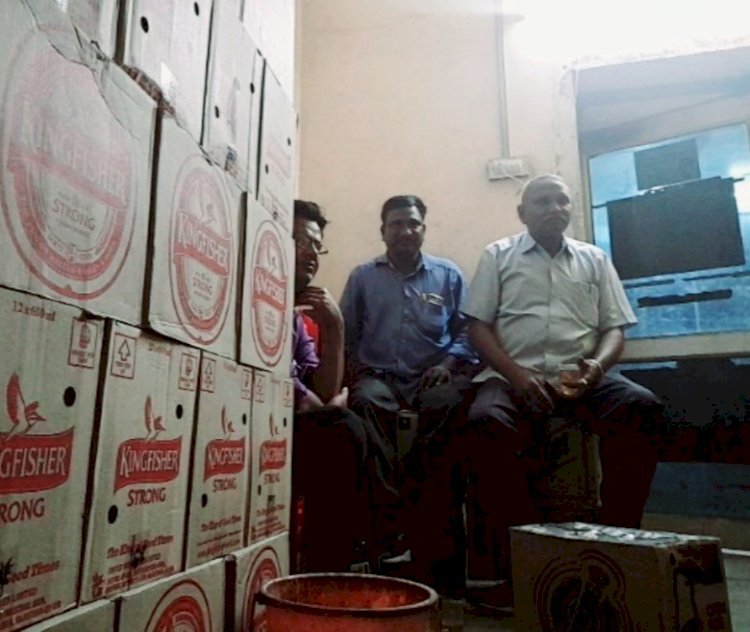 सिरोही पुलिस की जिला विशेष शाखा के प्रभारी दिन दहाडे शराब दुकान में बैठ छलका रहे है जाम