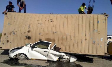 अनियंत्रित ट्रक से पलटा कंटेनर, कार सवार पति—पत्नी सहित 4 लोगों की दबने से मौके पर ही मौत