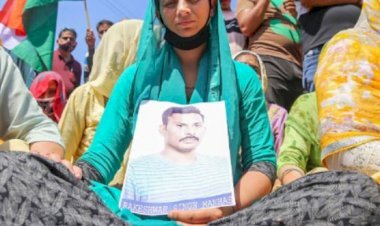 सीआरपीएफ जवान राकेश्वर सिंह को न​क्सलियों से छुड़ाने की मांग पर  उनकी पत्नी ने जम्मू—अखनूर हाइवे पर दिया धरना