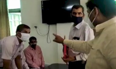 सीकर आवास पर ज्ञापन देने पहुंचे व्याख्याताओं को शिक्षा मंत्री डोटासरा ने लगाई फटकार, कहा आपको आनी चाहिए शर्म, स्कूल छोड़कर ज्ञापन देने चले आए