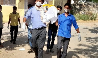 जब अपने ही कोरोना मरीज का नहीं करते अंतिम संस्कार, तब प्रकाश करता है पहल, विधि विधान से करता है मृतक का अंतिम संस्कार