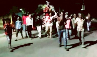 कोरोना के चलते कंधों पर उठाकर निकाली दूल्हे की बिंदोली