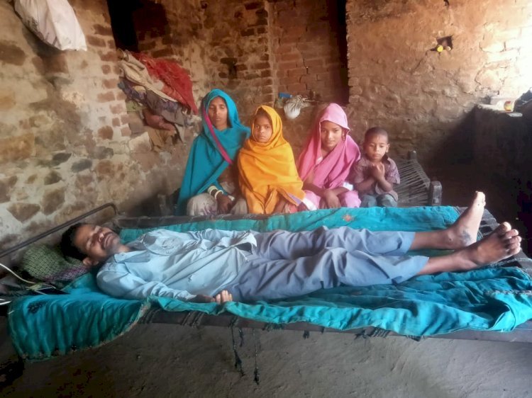 सिरोही का आदिवासी परिवार, 7 सदस्यों के परिवार का मुखिया 1 साल से बिस्तर पर, हालात इलाज तो दूर खाने को दाने तक नहीं
