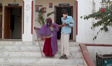 पुलिस कॉन्स्टेबल बेटा मां को कर रहा परेशान, 95 वर्षीय बूढ़ी मां पहुंची थाने, लगाई गुहार 