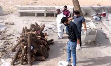 कोरोना संक्रमित के शव का सम्मान अंतिम संस्कार कर रहे हैं आबूरोड के रविंद्र शर्मा और आकाश माली