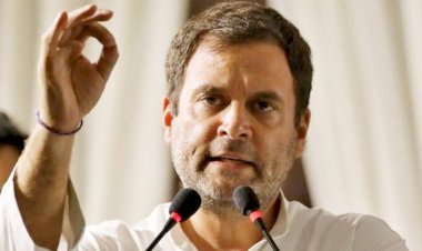 कोरोना वैक्सीनेशन को लेकर पोस्टर विवाद अब बन गया राजनीतिक मुद्दा, राहुल गांधी ने सोशल मीडिया पर लिखा "मुझे भी गिरफ्तार करो"