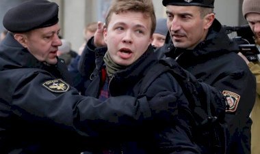 बेलारूस के राष्ट्रपति ने एक पत्रकार को गिरफ्तार करने केलिए  विमान की कराई आपात लैंडिंग, अमेरिका तक ने की निंदा