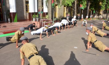 नेशनल डिफेंस एकेडमी पुणे में नेवी चीफ एडमिरल करमबीर सिंह ने कैडेट्स के साथ लगाए पुश अप्श, 140वें कोर्स की पासिंग आउट परेड को दी सलामी
