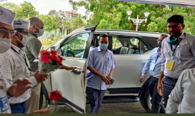 दिल्ली के सीएम अरविंद केजरीवाल सोमवार को पहुंचे गुजरात, कार्यकर्ताओं ने अहमदाबाद में किया भव्य स्वागत