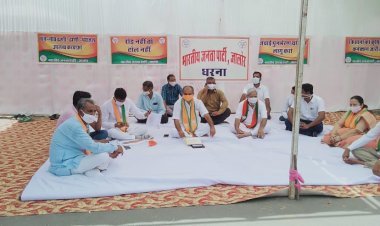 जालोर में जनता से जुड़े कार्य नहीं होने पर भाजपा का प्रदर्शन, कलेक्टर को सौंपा ज्ञापन, 7 दिन में मांग पूरी नहीं करने पर धरने की चेतावनी