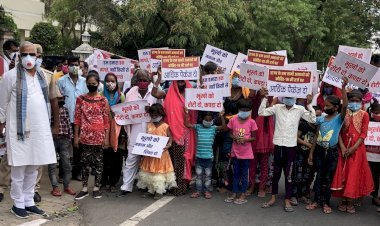 सांसद किरोड़ी लाल मीणा का मुख्यमंत्री निवास के गेट पर अनाथ बच्चों के साथ प्रदर्शन