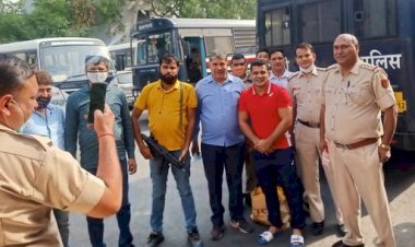 पहलवान सुशील कुमार को पुलिस ने किया तिहाड़ जेल शिफ्ट,  पुलिसकर्मियों ने हत्या के आरोपी सुशील के साथ खिचवाएं फोटो