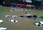 चीन के हेनान प्रांत में 24 घंटे में बरसा 18 इंच पानी, बाढ़ से हाल बेहाल, कारे बह गई, मेट्रो में भर गया पानी
