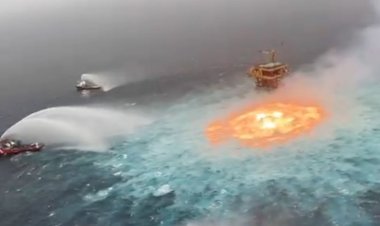 तेल कंपनी की गैस लाइन लीकेज से समुद्र में लगी आग, वीडियो सोशल मीडिया पर वायरल