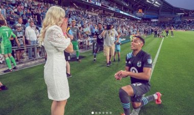 फुटबॉल प्लेयर हसनी डॉटसन ने मैच के बाद मैदान पर गर्लफ्रेंड को किया प्रपोज, गर्लफ्रेंड को पहनाई रिंग, सोशल मीडिया पर वीडियो वायरल