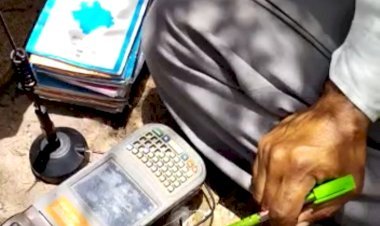 मोबाइल नेटवर्क से वंचित सिलोइयां गांव, राशन के लिए डिजिटल पॉश मशीन भी नही करती काम, पॉश मशीन से अंगूठा सत्यापन के लिए राशन विक्रेता और उपभोक्ता चढ़ते हैं पहाड़ी पर