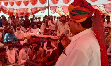 जैसलमेर मंत्री शाले मोहम्मद ने ग्रामीण क्षेत्र के विकास के लिए बजट की कमी नहीं आने का दिया आश्वासन, जरूरतमंद परिवारों को वितरित किए राशन किट