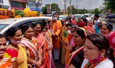 हमारे राजनेताओं को देखते हुए नहीं लग रहा है प्रदेश में कोरोना भी है, या तीसरी लहर आने की संभावना, देखें तस्वीरें