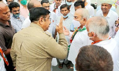 प्रदर्शन के दौरान वर्चस्व को लेकर आपस में उलझे मंत्री सुखराम विश्नोई व नगर अध्यक्ष जुल्फीकार अली भुट्टो