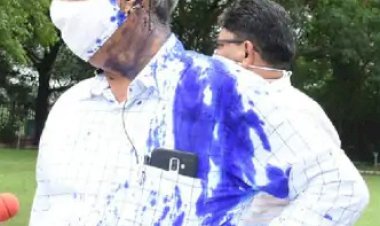 स्कूल फीस बढ़ने से नाराज पेरेंट्स का राजधानी के शिक्षा संकुल में प्रदर्शन, डीईओ पर फेंसी स्याही