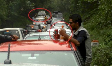 यहां चलती गाड़ी की छत पर रखकर पीते हैं शराब, खुद के साथ साथ दूसरों की जान को भी डाल रहे खतरे में, पर जिम्मेदार बने मूकदर्शक