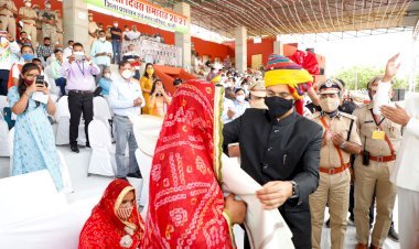 शहीदों की वीरांगनाओं को शॉल ओढ़ाकर किया सम्मानित