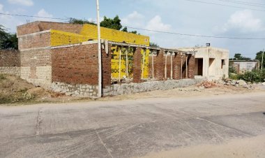 बिना अनुमति के धड़ल्ले से बन रहे व्यवसायिक कॉम्पलेक्स व मकान