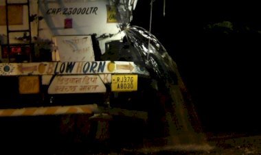 टक्कर के बाद टैंकर से होने लगा पेट्रोल का रिसाव, सड़क पर पानी की तरह बहा पेट्रोल, पुलिस प्रशासन में मचा हड़कंप