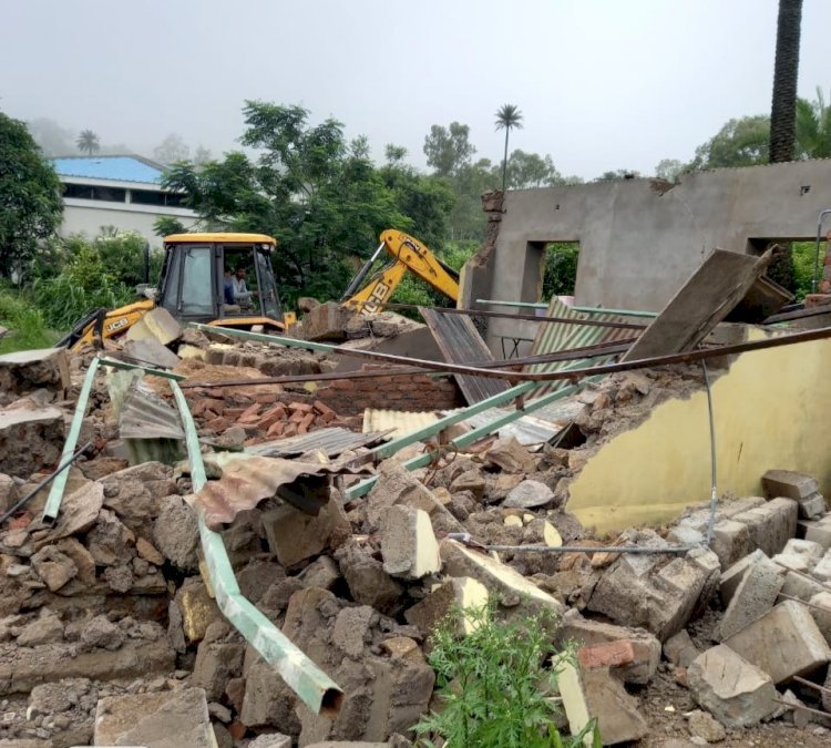 FIRST BHARAT की खबर के बाद आज फिर आबू प्रशासन दिखा हरकत में, अवैध निर्माण पर चलाया पीला पंजा