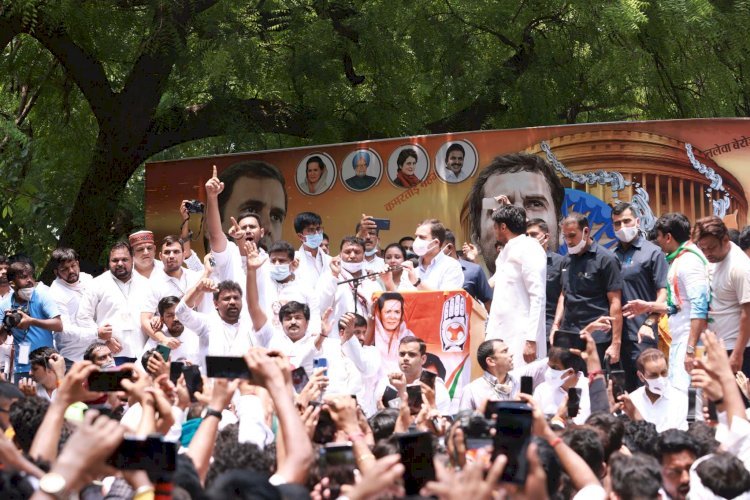 दिल्ली में यूथ कांग्रेस का प्रदर्शन, पुलिस ने वाटर कैनन से खदेडा, राहुल गांधी ने कार्यकर्ताओं को किया संबोधित