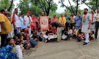 मोदी के जन्मदिन पर कच्ची बस्ती के बच्चों के साथ भाजपाइयों ने काटा केक, वितरित की फल और मिठाई