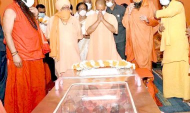 उत्तरप्रदेश के मुख्यमंत्री पहुंचे प्रयागराज, महंत नरेंद्र गिरि को  श्रद्धांजलि अर्पित, दोषियों पर सख्त कार्रवाई के निर्देश