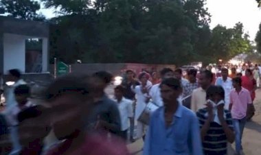 भीनमाल में नर्मदा नीर आंदोलन के तहत ढोल नगाड़ों के साथ निकाला मशाल जुलूस, एसडीएम के आवास पर किया प्रदर्शन