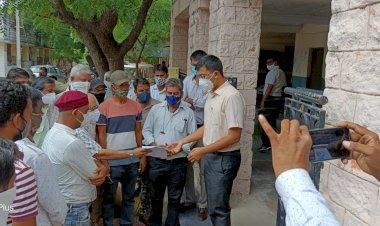 जवाई बांध: पर्यटन व्यवसाय से जुड़े लोगों ने जलाई दैनिक समाचार पत्र की प्रतियां,   अखबार के खिलाफ एसडीएम को सौंपा ज्ञापन