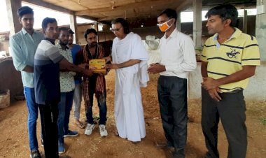 जयश्री ओम बन्ना सा भक्त मंडल ने गौशाला में की गायों की सेवा, गायों को खिलाया हरा चारा, आचार्य ने मंडलाध्यक्ष का किया सम्मान