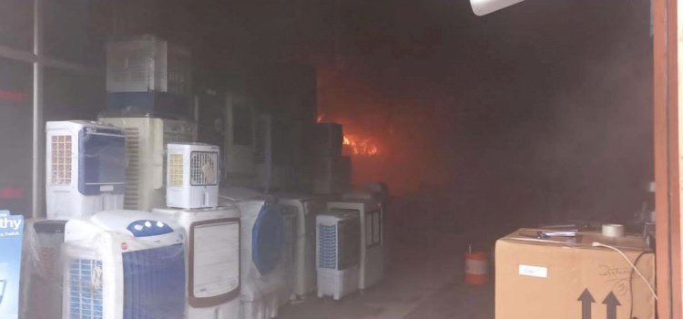 जोधपुर के व्यस्ततम बाजार में इलेक्ट्रोनिक शोरूम में लगी आग