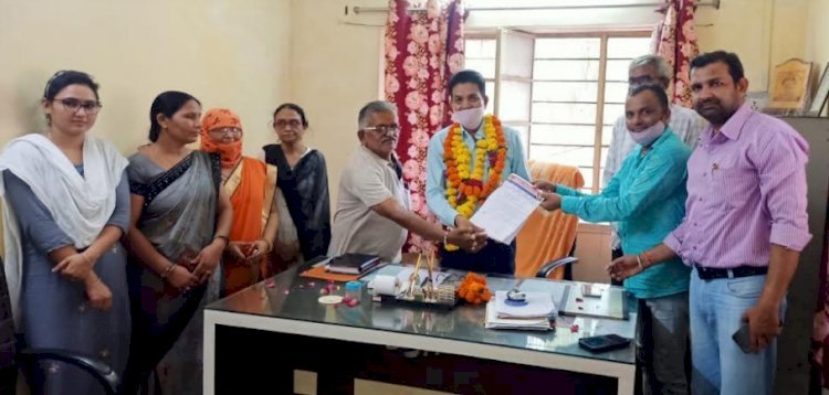शिक्षकों की समस्याओं को लेकर राजस्थान समग्र शिक्षक संघ ने जालोर शिक्षा अधिकारी को सौंपा ज्ञापन